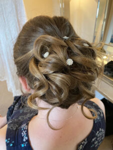 Flowing natural hairstyle for a bride.